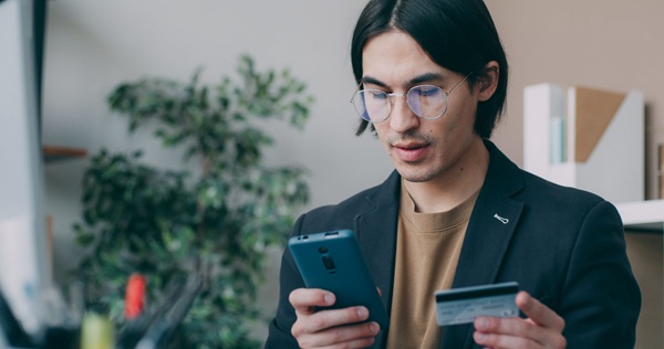 Rokarolla Android Zimperium https://www.pexels.com/photo/young-businessman-using-phone-and-credit-card-30535634/