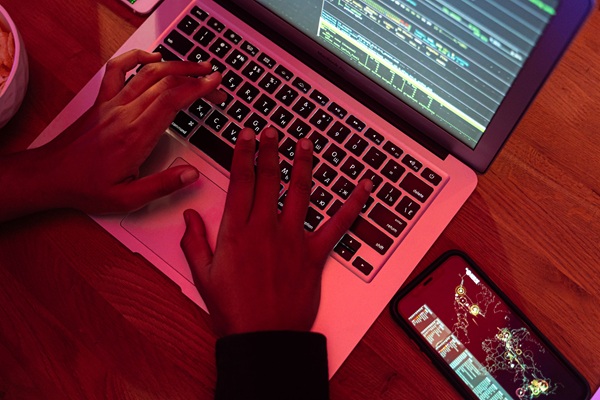 Gunra ransomware https://www.pexels.com/photo/close-up-shot-of-a-person-using-a-laptop-5475755/